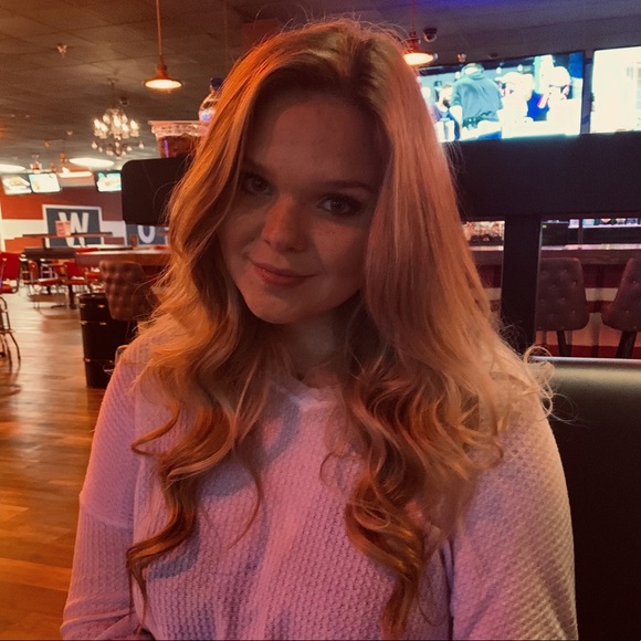 Meet your Posher, Karlie - Picture 2 of 2